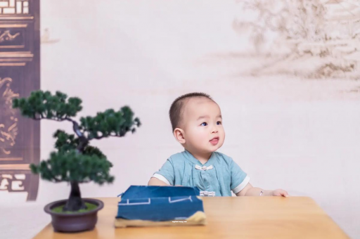 神农架怀孕肚子中间凹两边凸